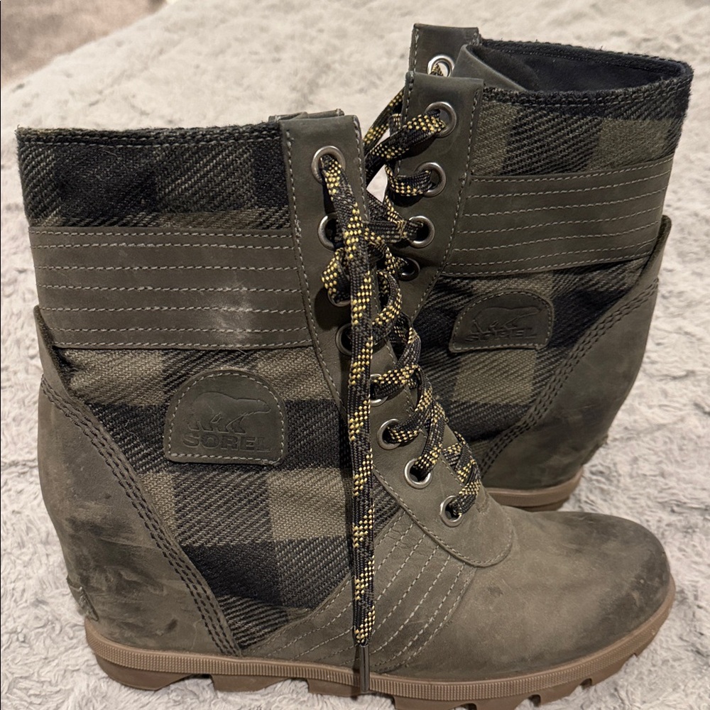 Sorel Women's Black and Green Lace Up Wedge Boots